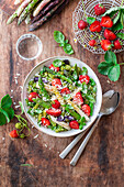 Nudelsalat mit grünem Spargel und Erdbeeren