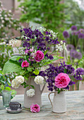 Blumenstrauß mit Akelei, Schneeball, Funkienblätter, Rose 'Gertrude Jekyll' und Wiesenkerbel