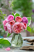 Blumenstrauß mit Rose 'Chippendale' und Funkienblatt