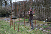 Sichtschutz aus Weide für Gartendusche flechten