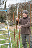 Sichtschutz aus Weide für Gartendusche flechten