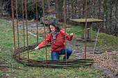 Sichtschutz aus Weide für Gartendusche flechten