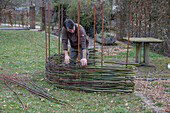 Sichtschutz aus Weide für Gartendusche flechten