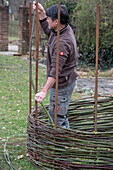 Sichtschutz aus Weide für Gartendusche flechten