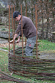 Sichtschutz aus Weide für Gartendusche flechten