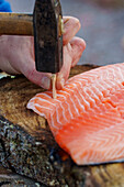 Fixing the salmon side on the wooden plate