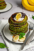 Bananen-Spinat-Pfannkuchen mit Honig und Joghurt