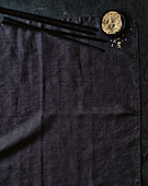 Schwarzer Hintergrund, weißer Sesamsamen, Essstäbchen