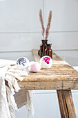 Naturbelassener Holztisch mit handgemachten Badebomben im Badezimmer