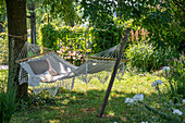 Hängematte unter Sommerlinde in sommerlichen Garten