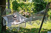 Hängematte unter Sommerlinde in sommerlichen Garten