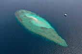 Luftaufnahme eines kleinen Bootes entlang des Riffs des Malè-Atolls, Malediven-Archipel