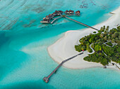 Luftaufnahme der Bungalows eines Luxushotels entlang des Riffs auf der Insel Huluwalu, Malediven-Archipel