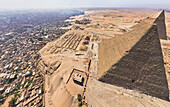 Luftaufnahme der Großen Pyramide von Gizeh, der größten der ägyptischen Pyramiden in einem Komplex, Ägypten