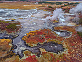 Luftaufnahme einer farbenfrohen geothermischen Caldera mit Dampf und einzigartigen Mustern, Kamtschatka, Russland