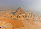 Luftaufnahme der Großen Pyramide von Gizeh, der größten der ägyptischen Pyramiden in einem Komplex, Ägypten