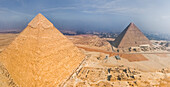 Luftaufnahme der Großen Pyramide von Gizeh, der größten der ägyptischen Pyramiden in einem Komplex, Ägypten