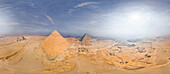Luftaufnahme der Großen Pyramide von Gizeh, der größten der ägyptischen Pyramiden in einem Komplex, Ägypten