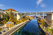 Luftaufnahme einer Metallbrücke über den Fluss Aare in Bern, Schweiz