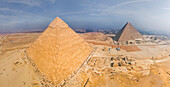 Luftaufnahme der Großen Pyramide von Gizeh, größte der ägyptischen Pyramiden in einem Komplex, Ägypten