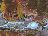 Luftaufnahme der wunderschönen Caldera Uzon mit leuchtenden Farben und einzigartigen Mustern in einem geothermischen Gebiet, Kamtschatka-Halbinsel, Russland