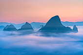 Luftaufnahme des Guilin-Gebirges bei Sonnenuntergang mit Wolken, Landkreis Yangshuo, China