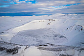 Luftaufnahme der Krafla und des Viti-Kraters, bedeckt mit Schnee und Eis, Nordost-Island