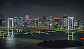 Luftaufnahme der Regenbogenbrücke, die die nördliche Bucht von Tokio zwischen dem Shibaura-Pier und der Odaiba-Wassersiedlung in Minato, Tokio, Kanto-Region, Japan, überquert