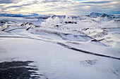 Luftaufnahme einer geothermischen Station und schneebedeckter Berge mit Dampf, Skutustadahreppur, Island