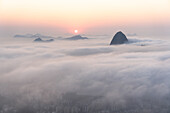 Luftaufnahme des Zuckerhutgipfels bei Sonnenaufgang in Rio de Janeiro, Brasilien, über einer tief hängenden Wolkendecke