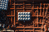 Luftaufnahme von geometrischen Dächern und historischen Gebäuden in einer belebten Stadtlandschaft,Fatih,Türkei