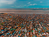 Luftaufnahme eines Slums entlang der Küstenlinie, Makoko Community Wohngebiet, Lagos, Nigeria