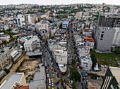 Luftaufnahme einer belebten Stadtlandschaft mit modernen Gebäuden und belebten Straßen, Hebron, Palästina