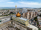 Luftaufnahme des Stadtbilds von Nazareth mit der Moschee mit der goldenen Kuppel und städtischen Gebäuden, Nordbezirk, Israel