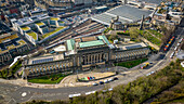 Luftaufnahme von St Andrew's House, Straßen, Gebäuden, Bäumen, Autos und Eisenbahn, Edinburgh, Schottland, Vereinigtes Königreich