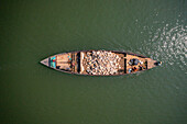 Luftaufnahme eines Kanus, das Steine transportiert, in der Nähe von St. Martin's Island, Teknaf, Chittagong, Bangladesh