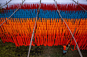 Luftaufnahme von zum Trocknen aufgehängten bunten Stoffen in Narayanganj, Bangladesch