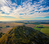 Luftaufnahme des malerischen North Berwick Law mit felsigem Terrain und Ackerland, North Berwick, Schottland, Vereinigtes Königreich