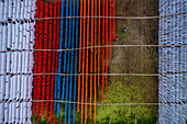 Luftaufnahme von zum Trocknen aufgehängten bunten Stoffen in Narayanganj, Bangladesch