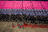 Luftaufnahme von Arbeitern, die Tausende von Metern verschiedenfarbiger T-Shirt-Stoffe zum Trocknen in Narayanganj, Dhaka, Bangladesch, aufhängen