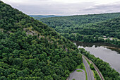 Luftaufnahme einer Straße entlang des Delaware River inmitten der Berge in Poconos, Pennsylvania, Vereinigte Staaten