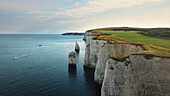 Luftaufnahme der weißen Klippen der Old Harry Rocks und der einsamen Zinnen am späten Nachmittag in Studland, Dorset, Vereinigtes Königreich