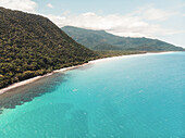 Luftaufnahme der Küstenlinie in Cape Tripbilation mit dem Daintree Rainforest, der bis zum Strand wächst, Queensland, Australien
