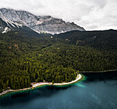 Luftaufnahme des Pragser Wildsees mit den Dolomiten im Hintergrund, Südtirol, Italien