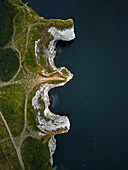 Luftaufnahme einer seltsamen buchstabenförmigen Formation entlang der Klippe bei Old Harry Rocks, Studland, Dorset, England