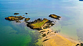 Luftaufnahme von Daisy Island mit Felsformationen und klarem Wasser, North Berwick, Schottland