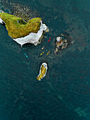 Luftaufnahme einiger Kajaks um die berühmten Old Harry Rocks in Studland, Dorset, Vereinigtes Königreich