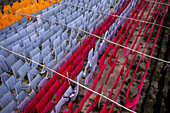 Narayanganj, Bangladesch - 24. September 2022: Luftaufnahme von bunten Stoffen, die zum Trocknen aufgehängt sind, in Narayanganj, Bangladesch