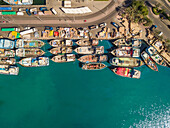 Luftaufnahme von Holzbooten in Dubai Dhow Wharfage Hafen, UAE