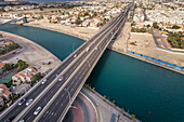 Luftaufnahme der Al Wasl Road oberhalb des Flusses in Dubai, Vereinigte Arabische Emirate